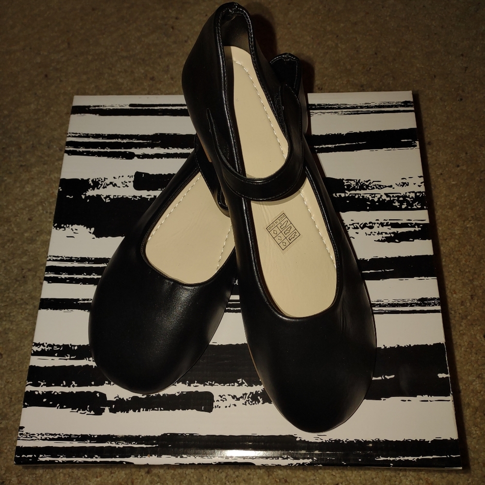 Mary Jane's Women's Shoes sz 9.5 black Velcro closure. New in box